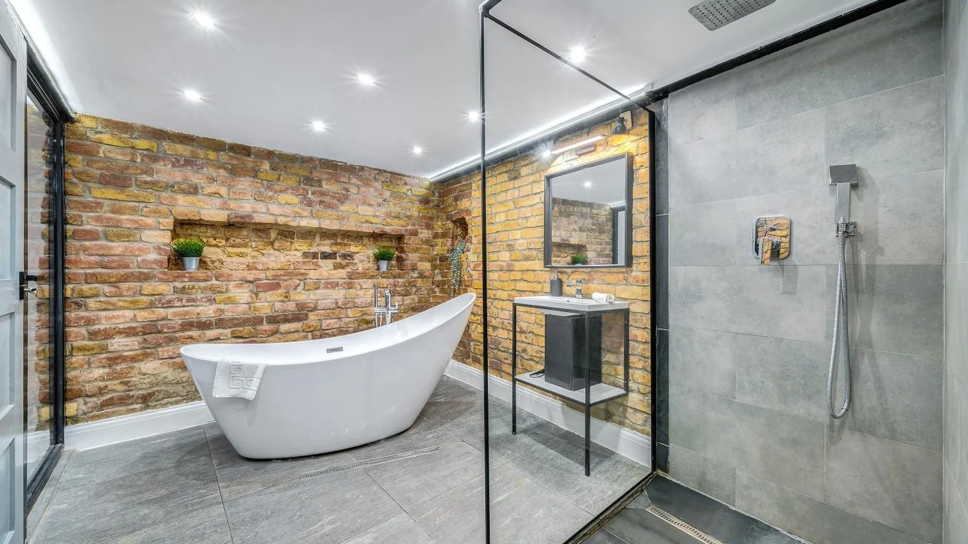 City Center Loft Haven: Modern Elegance Budapest 0*,