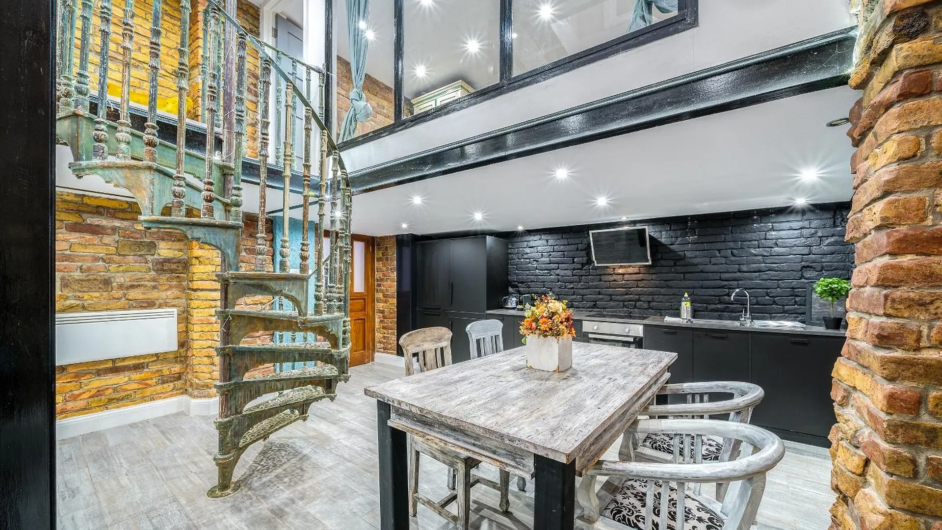City Center Loft Haven: Modern Elegance Budapest Hungary