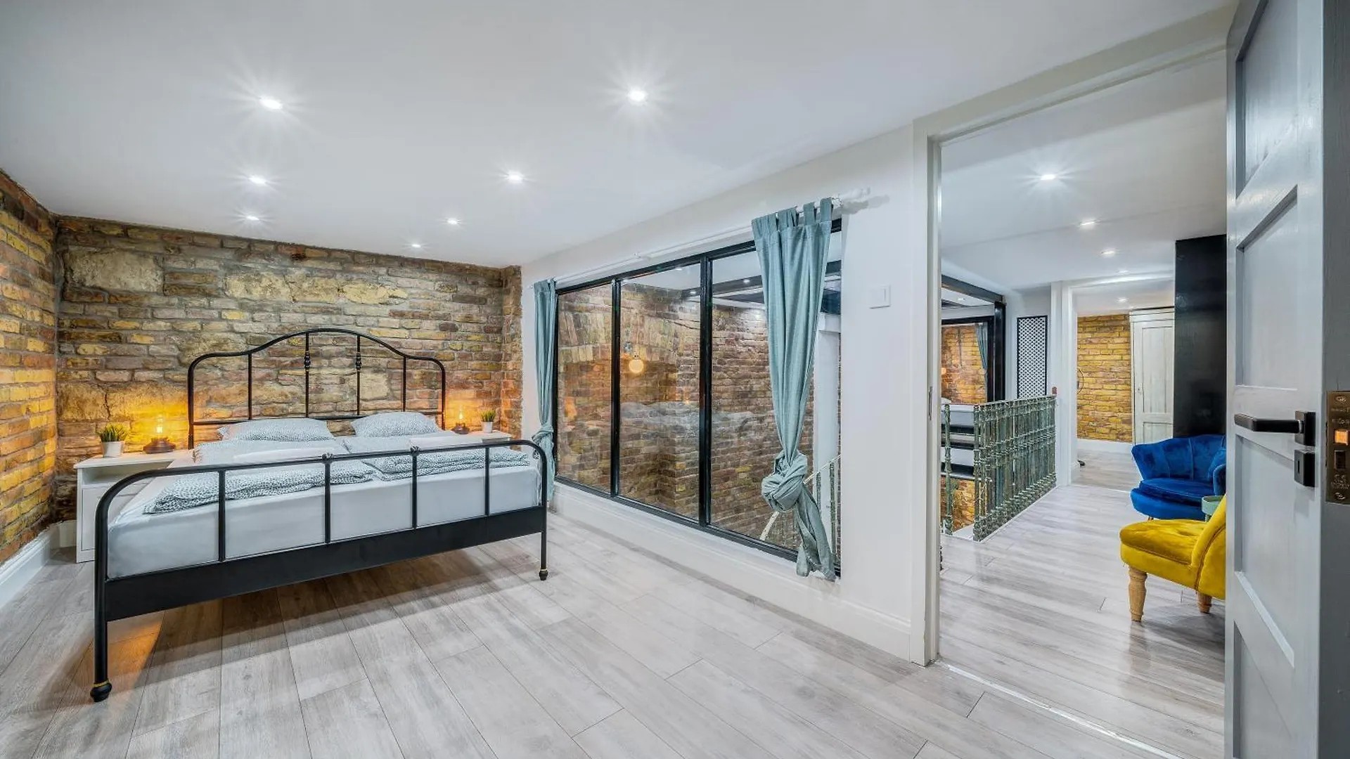 City Center Loft Haven: Modern Elegance Budapest Lägenhet
